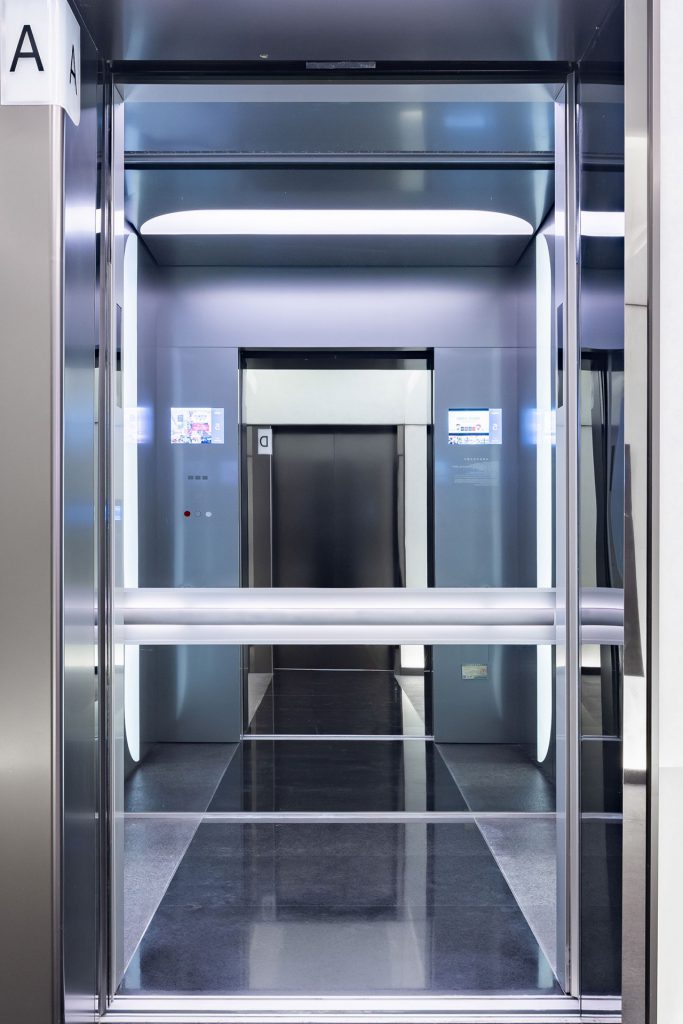 what are the advantages of hydraulic elevator?